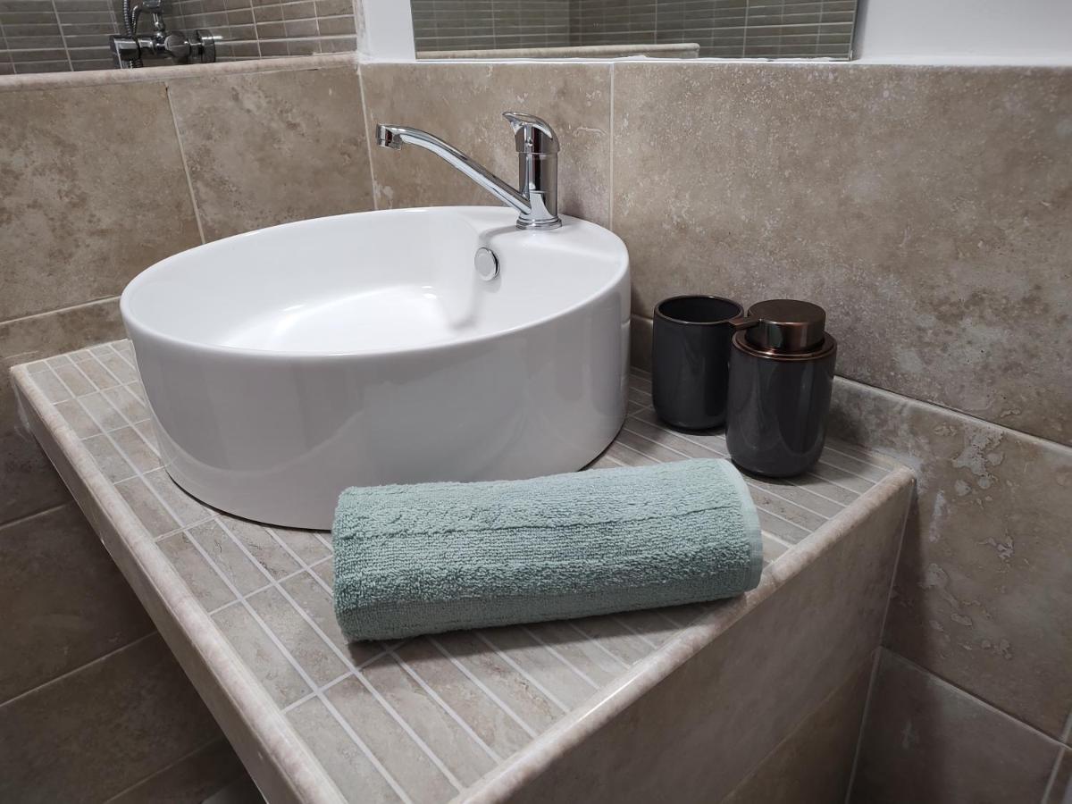 Central Apartment With 2 Bedrooms And 2 Bathrooms Oradea Exteriör bild