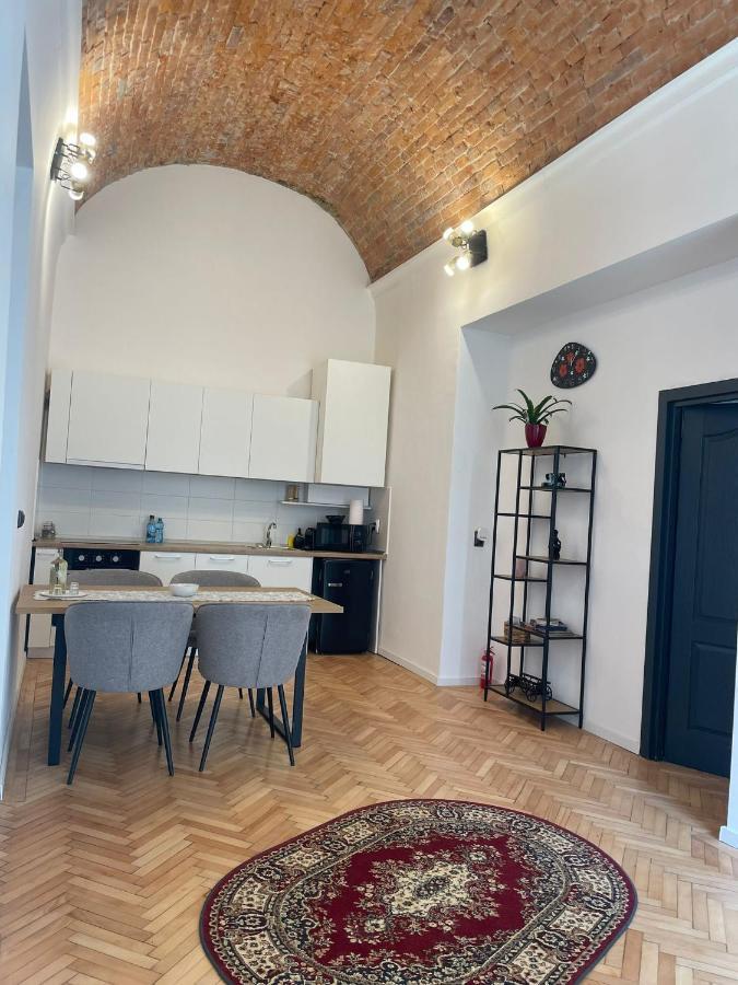 Central Apartment With 2 Bedrooms And 2 Bathrooms Oradea Exteriör bild