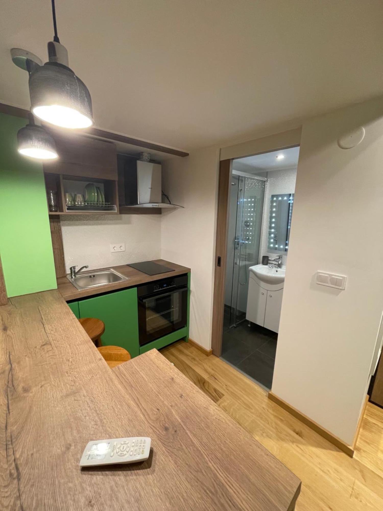 Central Apartment With 2 Bedrooms And 2 Bathrooms Oradea Exteriör bild