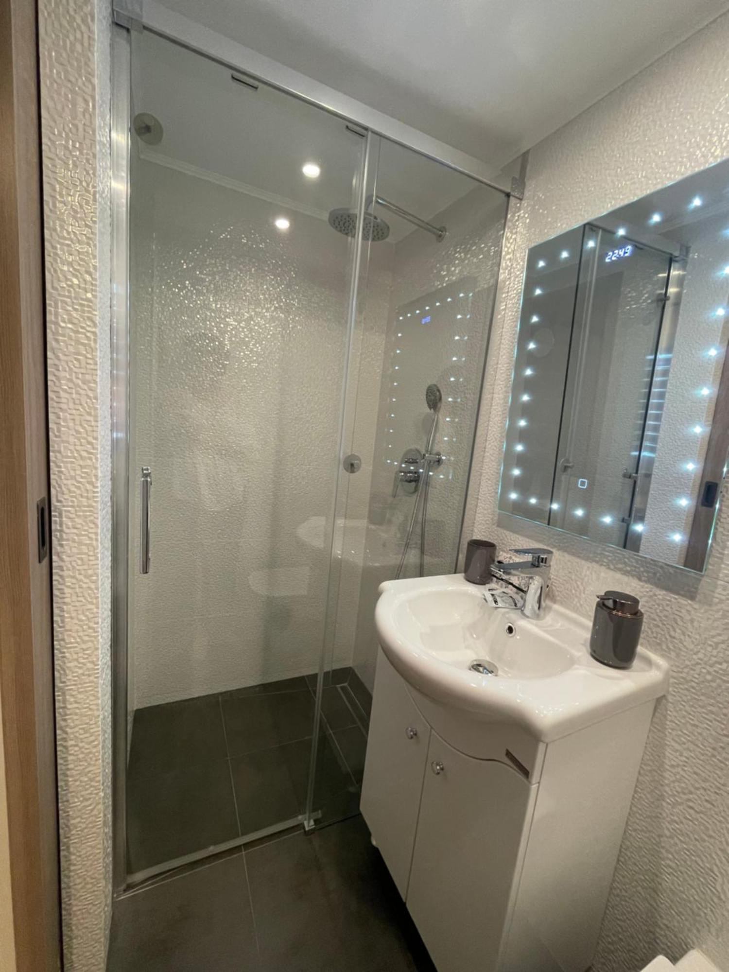 Central Apartment With 2 Bedrooms And 2 Bathrooms Oradea Exteriör bild