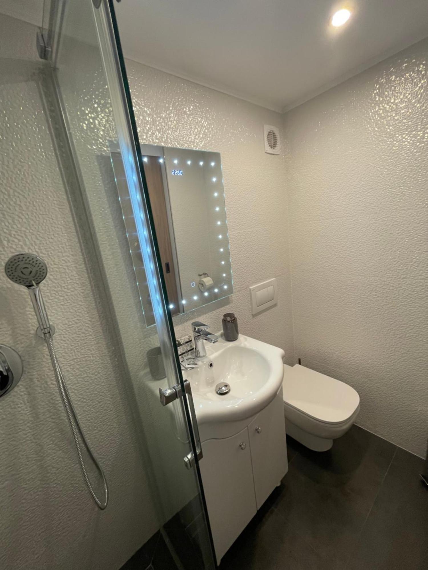 Central Apartment With 2 Bedrooms And 2 Bathrooms Oradea Exteriör bild