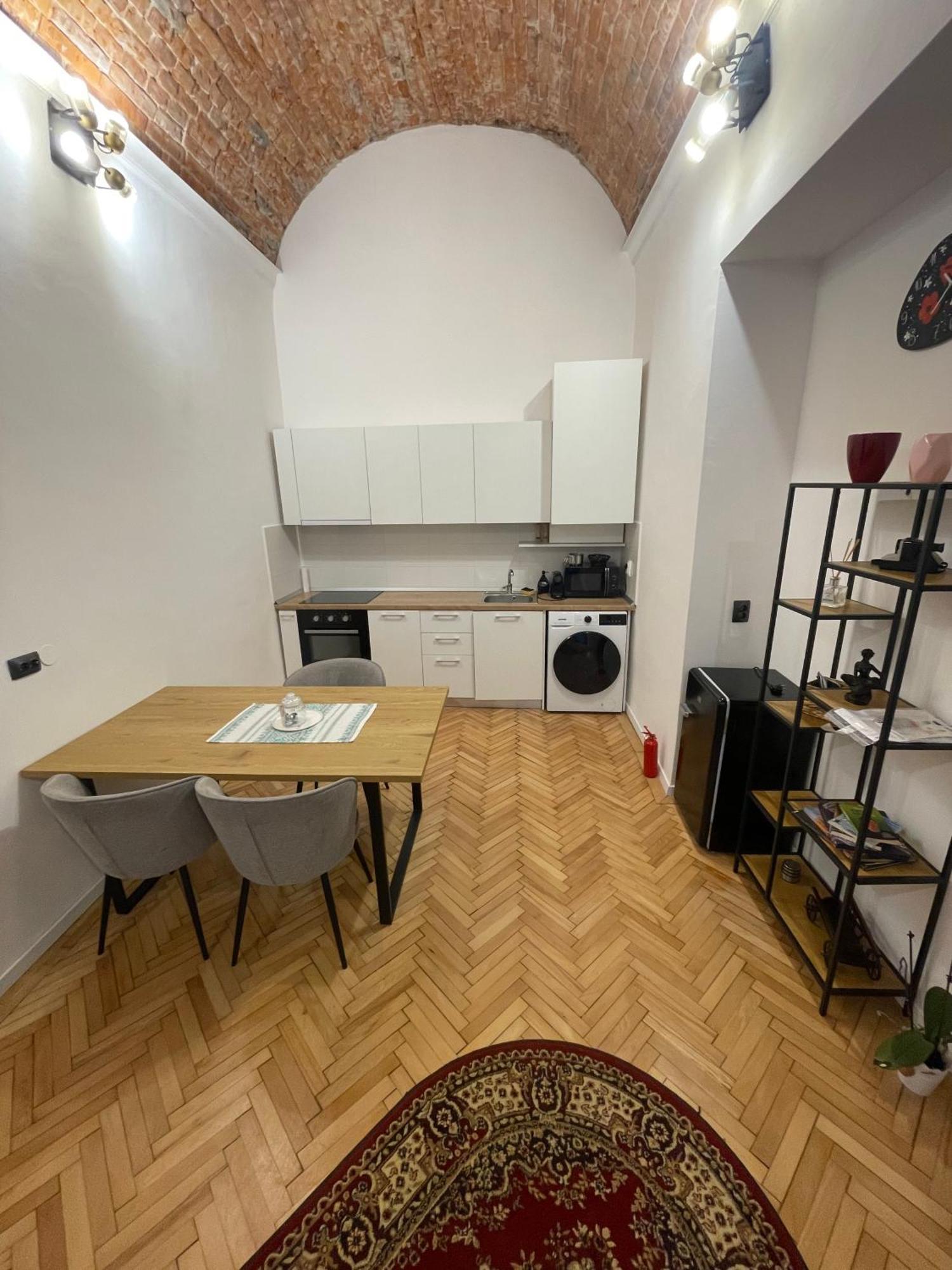 Central Apartment With 2 Bedrooms And 2 Bathrooms Oradea Exteriör bild